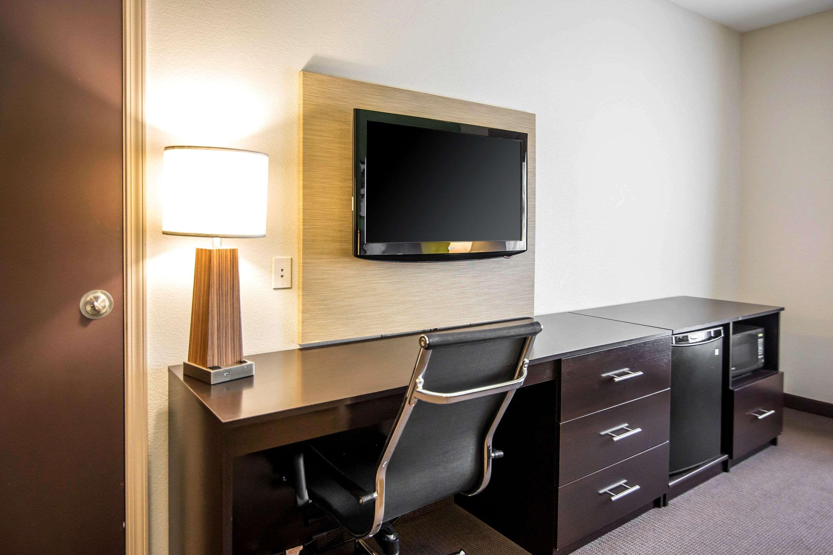 Sleep Inn & Suites Haysville Bagian luar foto